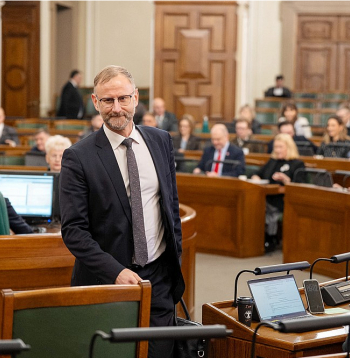 Par satiksmes ministra Ata Švinkas demisiju nobalsoja 48 deputāti, pret bija 50, bet viens atturējās.