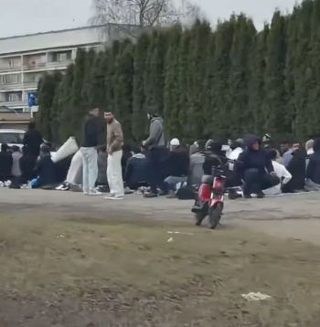 Musulmaņu masveida lūgšanās Pļavniekos. 