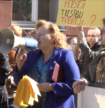 Protesta akcija pie Saeimas, lai aizsargātu darbinieku tiesības uz pienācīgu un taisnīgu samaksu par virsstundu darbu.