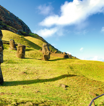 Lieldienu salu lielās akmens statujas.