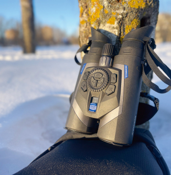 Binoklim ir 50 milimetru objektīva lēcas.