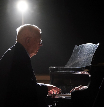Maestro Raimonds Pauls uzstājas Rīgas Latviešu biedrības nama Lielajā zālē, kur notiek atvadīšanās no kino un teātra režisora Jāņa Streiča. Maestro Raimonds Pauls uzstājas Rīgas Latviešu biedrības nama Lielajā zālē, kur notiek atvadīšanās no kino un teātra režisora Jāņa Streiča.