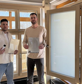 "Šobrīd aktīvi informējam logu ražotājus un potenciālos klientus par viedās plēves tehnoloģijas pieejamību un priekšrocībām, vietējā tirgū vairojot sapratni par šādu risinājumu," saka uzņēmuma "Filmbase" līdzīpašnieks Edgars Damalts (pa labi), neslēpjot, ka uzņēmums sadarbībā ar logu ražotājiem plāno startēt arī eksporta tirgos.