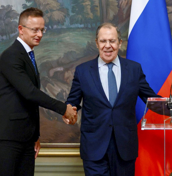 Ungārijas ārlietu ministrs Pēters Sijārto (no kreisās) un Krievijas ārlietu ministrs Sergejs Lavrovs preses konferencē Maskavā 2022. gada 21. jūlijā. Kopš Krievijas pilna mēroga iebrukuma Ukrainā 2022. gada februārī Sijārto Krieviju ir apmeklējis 16 reizes.