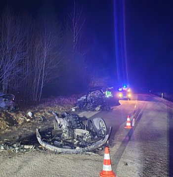 Pēc "BMW" sadursmes ar "Toyota Hilux" limuzīns sadalījies fragmentos, bet džips pārlidojis grāvim, kur to apturējis mežs.