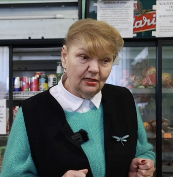 Veikala saimniece Dzintra Sprudzāne. Veikala saimniece Dzintra Sprudzāne.