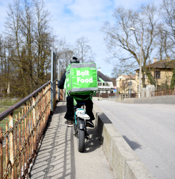 "Bolt" velokurjers uz elektrovelosipēda.