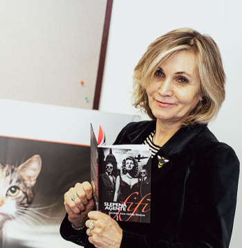 Ērika Šmeļkova savas grāmatas atvēršanas svētkos patversmes "Dzīvnieku draugs" 25 gadu jubilejas svinībās.