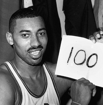 Vilts Čemberlens pozē ar zīmīti, kurā redzams, cik punktu viņš sametis pretinieku grozā vienas spēles laikā. Tas joprojām ir viens no ikoniskākajiem NBA rekordiem.