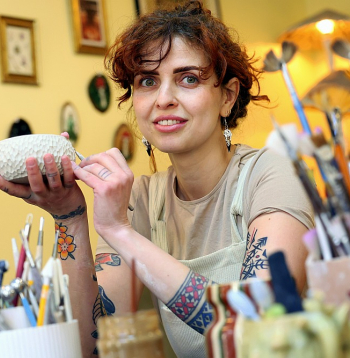 "Es nebūtu izturējusi, ja man nebūtu iespējas darīt to, ko es mīlu," saka ukraiņu māksliniece Polina Krasavina, kura kādā Vecrīgas ieliņā atvērusi keramikas studiju veikaliņu.