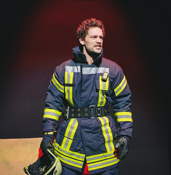 Iestudējumā "Parasta pirmdiena" uz skatuves – Edgars Ozoliņš. Iestudējumā "Parasta pirmdiena" uz skatuves – Edgars Ozoliņš.