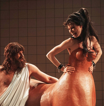 Rihards Jakovels – Jāsons, Elizabete Milta – Kreonta meita Glauke Valmieras teātra Eiripīda "Mēdejas" iestudējumā. Rihards Jakovels – Jāsons, Elizabete Milta – Kreonta meita Glauke Valmieras teātra Eiripīda "Mēdejas" iestudējumā.