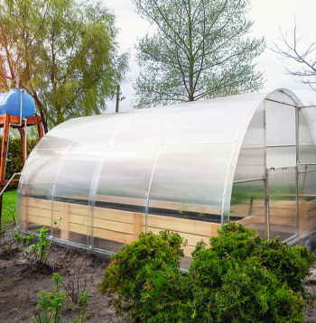 Lai atvieglotu augu laistīšanu siltumnīcā, augu mājā var ierīkot pilienlaistīšanas sistēmu.