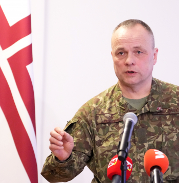 Nacionālo bruņoto spēku Apvienotā štāba priekšnieka vietnieks operacionālajos jautājumos/ Sauszemes komponenta priekšnieks brigādes ģenerālis Egils Leščinskis piedalās preses konferencē par Krāslavas novadā nokritušo dronu.