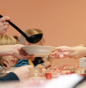 Pusdienas bērnudārzā. Ilustratīvs attēls.