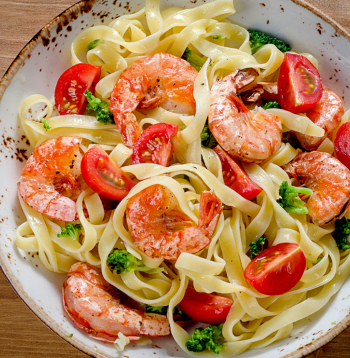 Pastas salāti ar turku zirņiem un garnelēm. Pastas salāti ar turku zirņiem un garnelēm.