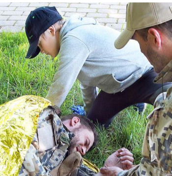 Jaunsargu apmācības pirmās palīdzības sniegšanā.