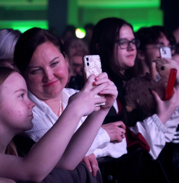 Bērns izmanto viedtālruni. Ilustratīvs attēls.