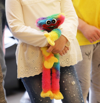 Bērns tur rotaļlietu. Ilustratīvs attēls.