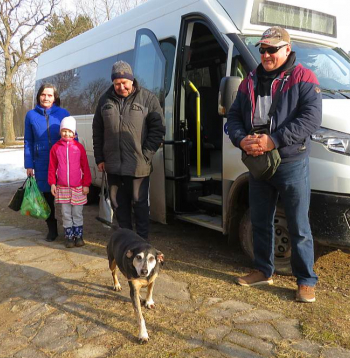 Ar šoferi Raimondu pie stūres autobuss no Gulbenes nokļuvis līdz galapieturai Letēs. Pasažieri Valdi sagaida mazmeitiņa Madara un Reksis. No ciemošanās mājās atgriezusies Mārīte.