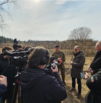 Žurnālisti Krāslavas novada Svariņu pagasta Dobročinā iztaujā aizsardzības ministru Andri Sprūdu, pulkvežleitnantu Pēteri Suveizdu un Krāslavas novada domes priekšsēdētāju Gunāru Upenieku. Žurnālisti Krāslavas novada Svariņu pagasta Dobročinā iztaujā aizsardzības ministru Andri Sprūdu, pulkvežleitnantu Pēteri Suveizdu un Krāslavas novada domes priekšsēdētāju Gunāru Upenieku.