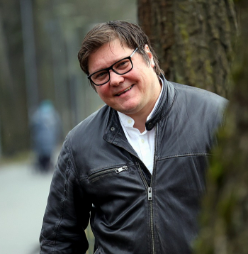 Mārtiņš Egliens: "Veidojot šo uzvedumu, rīkojāmies pēc principa – kā ieraugām absurdu, tā cenšamies to izplest līdz vēl lielākam absurdam."