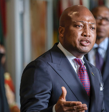 Ganas ārlietu ministrs Samuels Okudzeto Ablakva ANO Ģenerālajā asamblejā Ņujorkā. "Transatlantiskās vergu tirdzniecības vaininieki ir zināmi, eiropieši, Savienotās Valstis. Mēs sagaidām, ka tās visas oficiāli atvainosies Āfrikai un visiem afrikāņu izcelsmes cilvēkiem," pirms balsojuma ANO paziņoja Ablakva. Ganas ārlietu ministrs Samuels Okudzeto Ablakva ANO Ģenerālajā asamblejā Ņujorkā. "Transatlantiskās vergu tirdzniecības vaininieki ir zināmi, eiropieši, Savienotās Valstis. Mēs sagaidām, ka tās visas oficiāli atvainosies Āfrikai un visiem afrikāņu izcelsmes cilvēkiem," pirms balsojuma ANO paziņoja Ablakva.