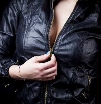 Vitkomba izgudrotais rāvējslēdzējs kļuva par seksuālās atbrīvotības simbolu, jo tas ļāva ievērojami ātrāk atbrīvoties no apģērba, tāpēc sākumā to uzskatīja par izaicinošu un vulgāru. 