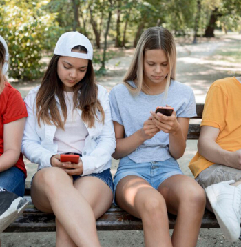 Bērni skatās telefonā. Ilustratīvs attēls.