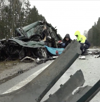 Situācija uz Latvijas ceļiem saglabājas kritiska. Situācija uz Latvijas ceļiem saglabājas kritiska.