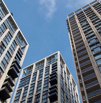 Ekonomiskā vide mājokļa iegādei ir salīdzinoši labvēlīga – algas turpina augt, iedzīvotāju noskaņojums pakāpeniski uzlabojas un tirgū palielinās jauno projektu piedāvājums. Tas uztur interesi par mājokļa iegādi un veicina kreditēšanas aktivitāti.