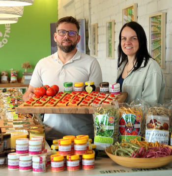"Pagaidām galvenokārt fokusējamies uz sasniegtās kvalitātes latiņas noturēšanu augstā līmenī. Lielākais gandarījums ir tad, ja mūsu pircēji ir apmierināti. Gadu gaitā esam ieguvuši viņu uzticību, to arī centīsimies saglabāt," saka "Siera ražotnes" saimnieki Zane un Ilmārs Ceriņi.