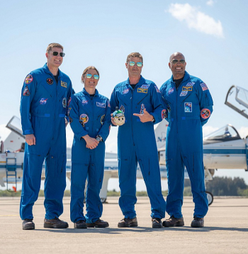 ASV Nacionālās aeronautikas un kosmosa pārvaldes Mēness misijas "Artemis 2" (NASA) astronauti Kenedija Kosmosa centrā Keipkanaveralā Floridā, kur notiks kosmosa kuģa "Orion" palaišana. Attēlā no kreisās: Džeremijs Hansens, Kristīna Koha, apkalpes komandieris Rīds Vaizmens un pilots Viktors Glovers.