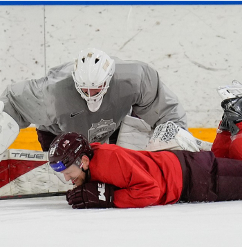 Latvijas hokeja izlases pirmajā treniņā aizsargs Ralfs Freibergs palīdz vārtsargam Bruno Brūverim. Freibergs ir pārliecinoši pieredzējušākais starp šā brīža kandidātiem, jo gatavojas savam desmitajam pasaules čempionātam.