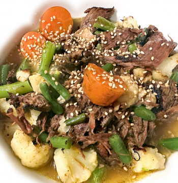 Pārlej ar buljonu, var pārkaisīt ar sezama sēkliņām.