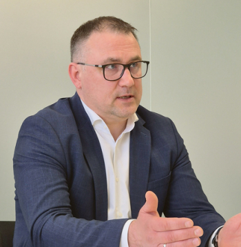 "Pārstrādāto graudu apjoms ir galvenā mūsu darbības mēraukla, kas izaugsmi atspoguļo visspilgtāk. Pirms kādiem 15 gadiem mūsu pārstrādes jaudas bija robežās no 100 000 līdz 150 000 tonnu graudu gadā. Pērn šajā rādītājā sasniedzām jau 370 000 tonnu, bet man šķiet, ka pat tie nav griesti," tā "Dobeles dzirnavnieks" vadītājs Kristaps Amsils. 