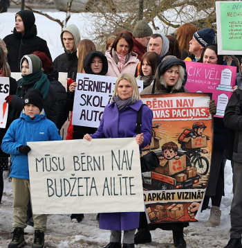Pirms Jēkabpils novada domes 26. februāra sēdes, kurā deputāti lēma par izglītības iestāžu reorganizāciju, iedzīvotāji, pedagogi, skolēni un skolēnu vecāki piketā protestēja pret plānotajām izmaiņām.
