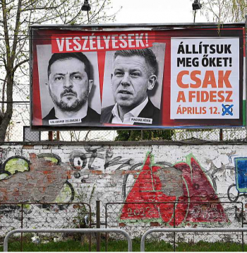 Viktora Orbāna "Fidesz" Ukrainas jautājumu padarījusi par teju galveno 12. aprīļa vēlēšanās. "Viņi ir bīstami! Apturēsim viņus. Tikai "Fidesz"," vēsta plakāts, uz kura redzams Ukrainas prezidents Volodimirs Zelenskis un opozīcijas līderis Pēters Maģars.
