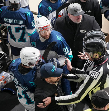 Jau "Mogo/RSU" un Kijivas "Capitals" pusfināla dueļa otrajā mačā tikai tiesnešu iejaukšanās neļāva notikt kautiņam starp abu komandu rezervistu soliņiem. Rīdzinieki neslēpj, ka no pretiniekiem nākuši ļoti skarbi apvainojumi, bet "play off" hokejā ar to jārēķinās.