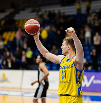 "Ar darbu, pacietību un nepadošanos var nonākt augstāk. Ticu, ka varu spēlēt," teic trešo sezonu "Ventspilī" aizvadošais Edvards Mežulis, kuram līgums ar klubu šopavasar beidzas.