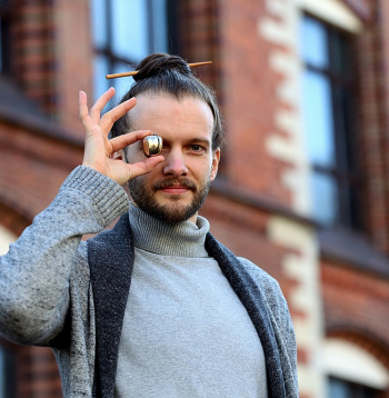 Klāvs Priedītis: "Grāmatai kā objektam ir zināma aura, kuru tā izstaro un kas liek to paņemt rokās. Tikai tad sāc pieslēgt domāšanu un skatīties, kas ir risinājumi, materialitāte, poligrāfiskā kvalitāte, iespiedtehnika."