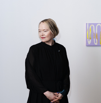 Somu māksliniece Rozmarija Torpo savā jaunradē pēta krāsas formas, kustības un telpas attiecības, uzsvaru liekot uz drīzāk intuitīvu darbu. Somu māksliniece Rozmarija Torpo savā jaunradē pēta krāsas formas, kustības un telpas attiecības, uzsvaru liekot uz drīzāk intuitīvu darbu.