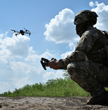 Ukraiņu karavīrs drona palaišanas brīdī. Ilustratīvs attēls.