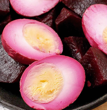 Bietēs marinētas olas. Bietēs marinētas olas.