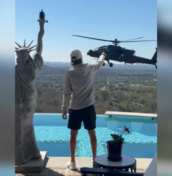 Mūziķis Kid Rock salutē ASV militārajam helikopteram. Mūziķis Kid Rock salutē ASV militārajam helikopteram.