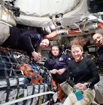 Šajā attēlā, kas iegūts no NASA publicēta video, redzama misijas “Artemis II” apkalpe: no kreisās – Kanādas astronauts un misijas speciālists Džeremijs Hansens, komandieris Rīds Vaismens, misijas speciāliste Kristīna Koha un pilots Viktors Glovers, videokonferencē no Mēness orbītas.