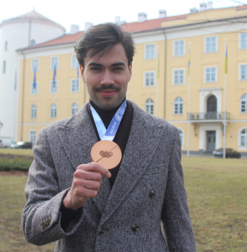 XXV ziemas olimpisko spēļu bronzas medaļas ieguvējs 1500 metru
distancē Roberts Krūzbergs pirms došanās uz pieņemšanu pie
Valsts prezidenta Rīgas pilī.