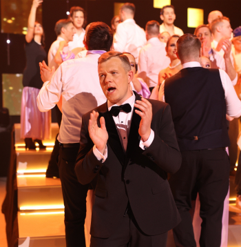 Muzikālā šova šova "Koru kari" piektā tiešraide.