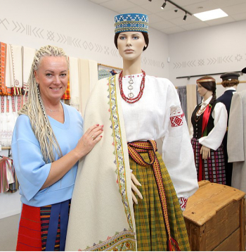 "Mani vienmēr ir interesējis tautiskais tērps, jo ir bijusi nepieciešamība saģērbt savus dejotājus. Turklāt esmu vēlējusies to izdarīt citādi, atrast kādu odziņu. Tāpēc esmu sekojusi līdzi šuvēju darbam, skatījusies un mācījusies, kā tiek darināta katra tērpa detaļa, kā veidots tā piegriezums, lai tas ne tikai labi pieguļ dejotāju augumiem, bet arī ir ērts un skatuviski skaists – gan pavisam maziem ķipariem, gan dejotājiem ar sirmām galvām," teic salonveikala "Rakstā. Viss dejai" saimniece Iveta Pētersone-Lazdāne.