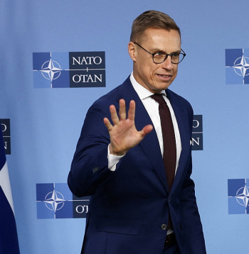 "Politiķiem tagad ir jāstrādā diennakts režīmā, lai mazinātu spriedzi un nodrošinātu, ka reģionālie kari neizplatās tālāk. Taču problēma ir tā – ja nav starptautisku noteikumu un normu, kas vadītu mūsu uzvedību, tad konflikts vienmēr ir aiz stūra," intervijā saka Aleksandrs Stubs. "Politiķiem tagad ir jāstrādā diennakts režīmā, lai mazinātu spriedzi un nodrošinātu, ka reģionālie kari neizplatās tālāk. Taču problēma ir tā – ja nav starptautisku noteikumu un normu, kas vadītu mūsu uzvedību, tad konflikts vienmēr ir aiz stūra," intervijā saka Aleksandrs Stubs.